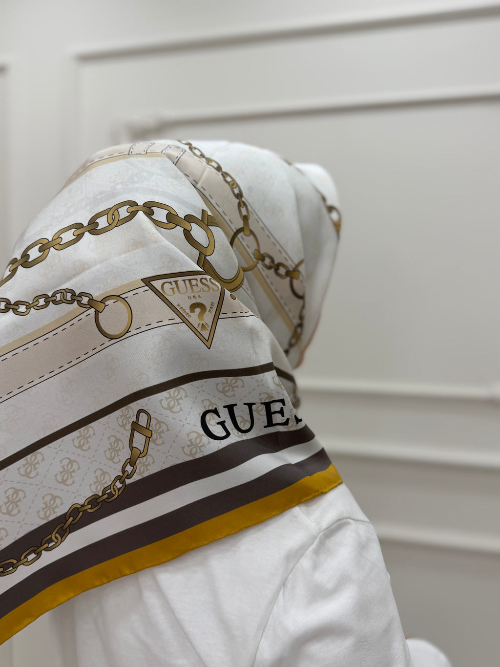GUESS MARKA ZİNCİR DETAYLI EŞARP