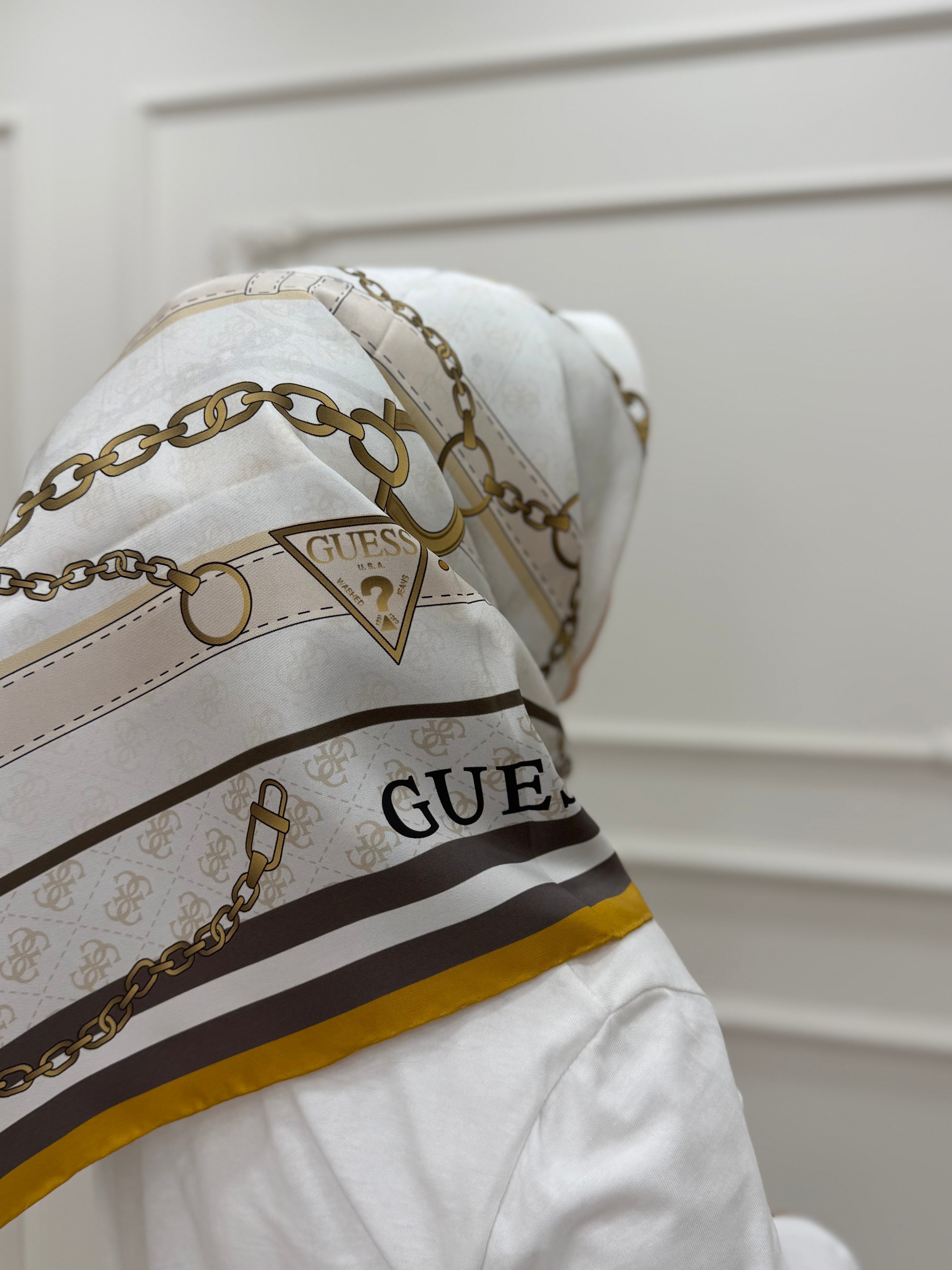 GUESS MARKA ZİNCİR DETAYLI EŞARP