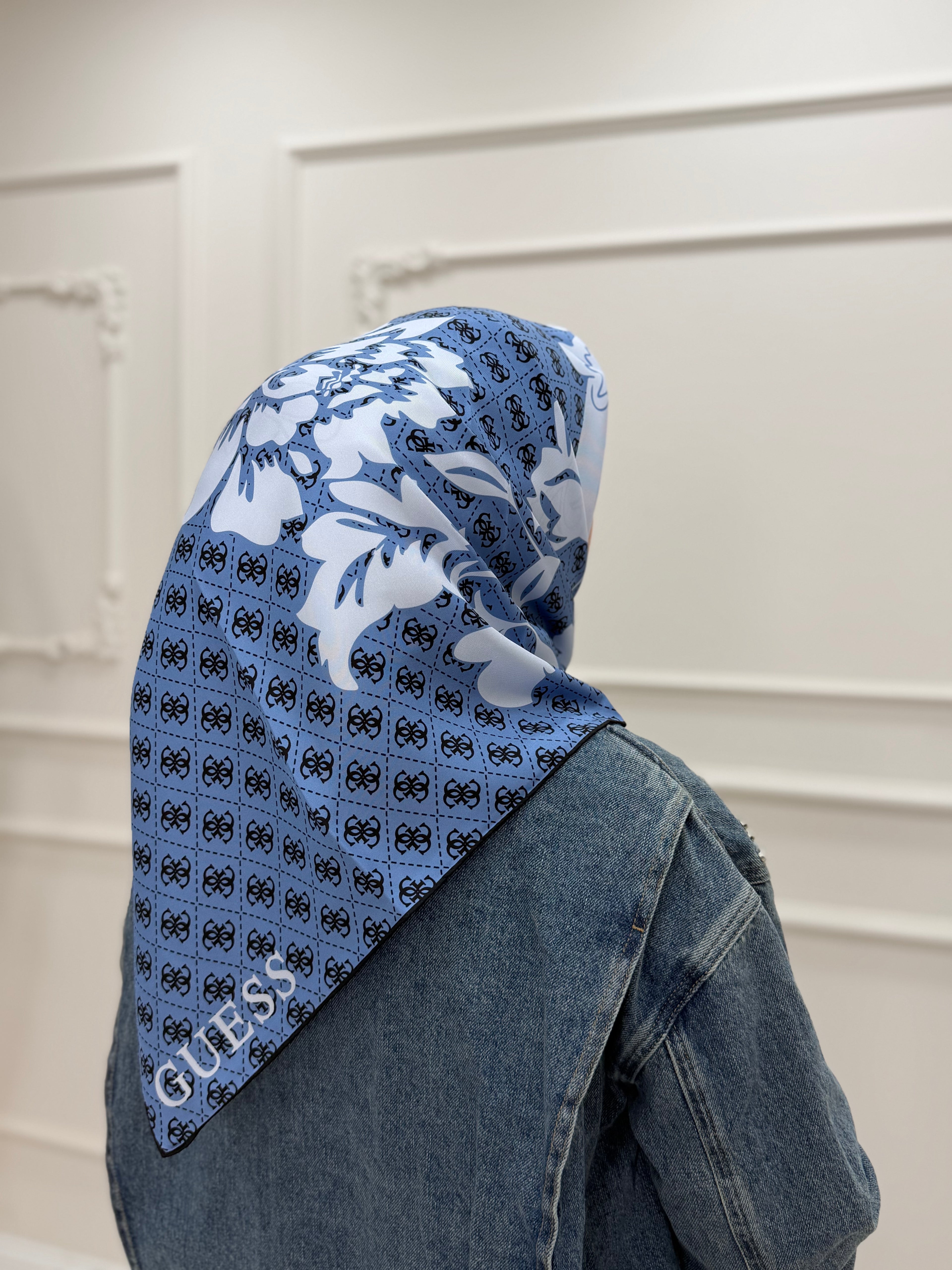 GUESS MARKA LOGOLU VE ÇİÇEK DETAYLI MAVİ EŞARP