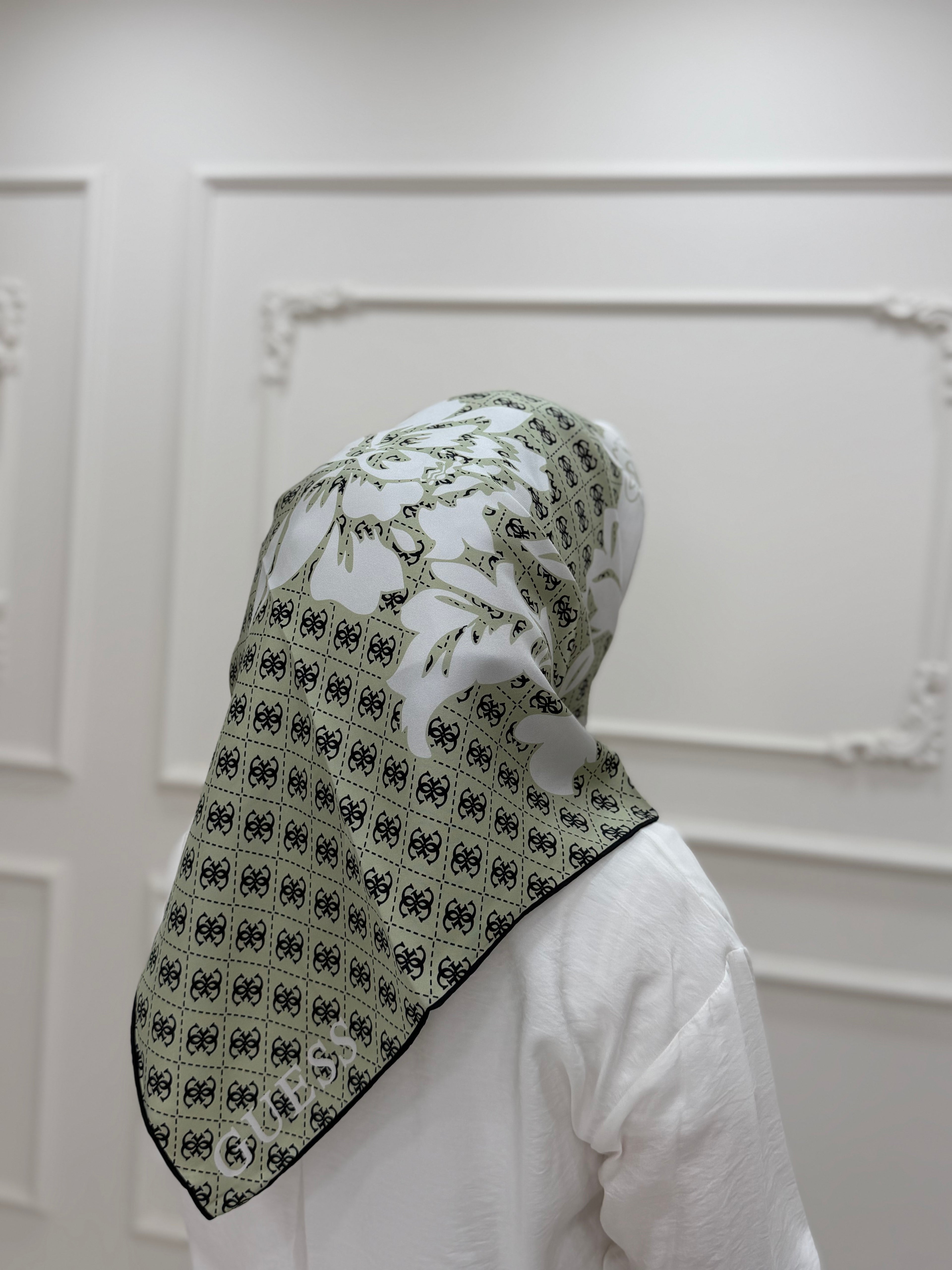 GUESS MARKA LOGOLU VE ÇİÇEK DESENLİ YEŞİL EŞARP