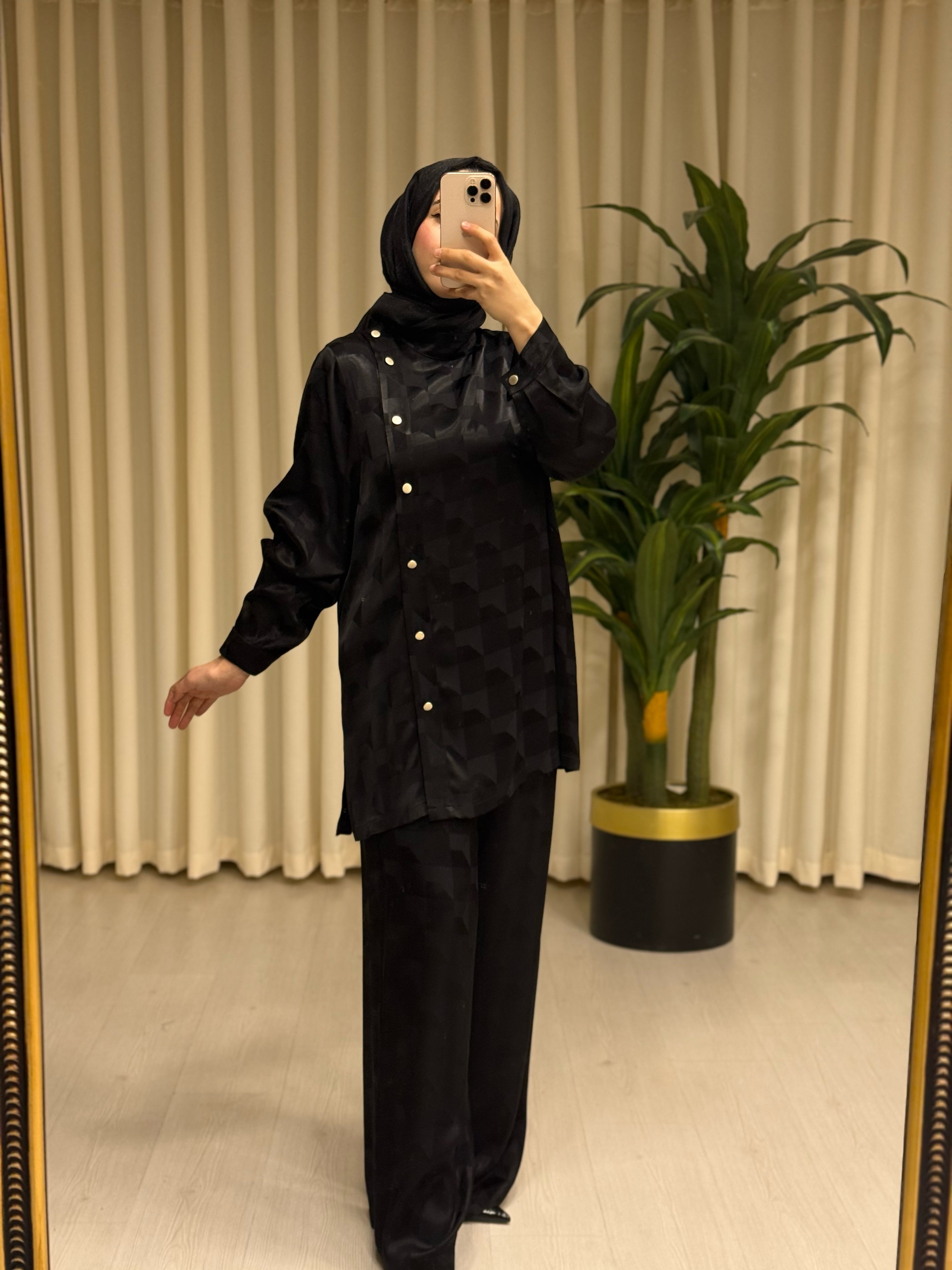 GHİSA KENDİNDEN DESENLİ GOLD DÜĞME DETAYLI TAKIM